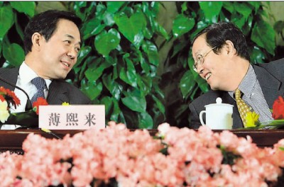 Vysmátý guvernér ínské lidové banky Zhou Xiaochuan a ministr hospodáství Bo Xilai